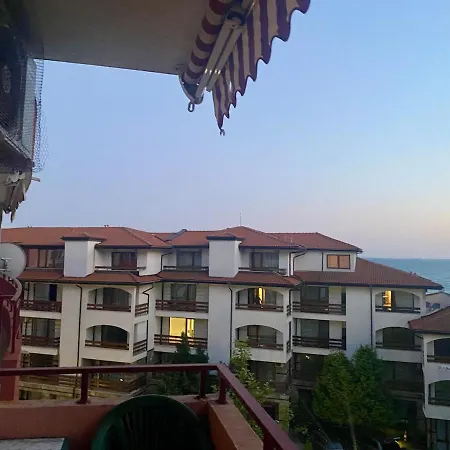شقة Beachfront With Sea Views